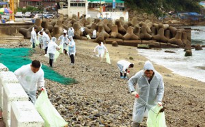 Cleaning marine environments was one of the activities carried out around HPH’s global network